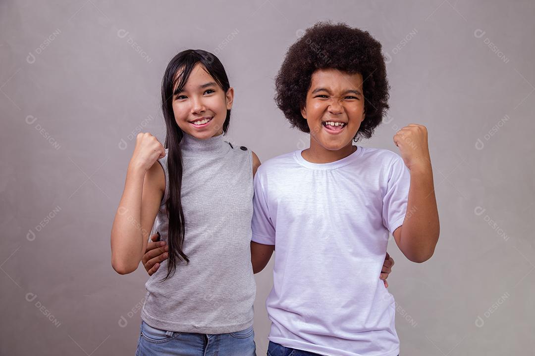 Dois Amigos Comemorando a Vitória