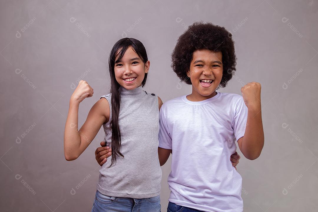 Dois Amigos Comemorando a Vitória