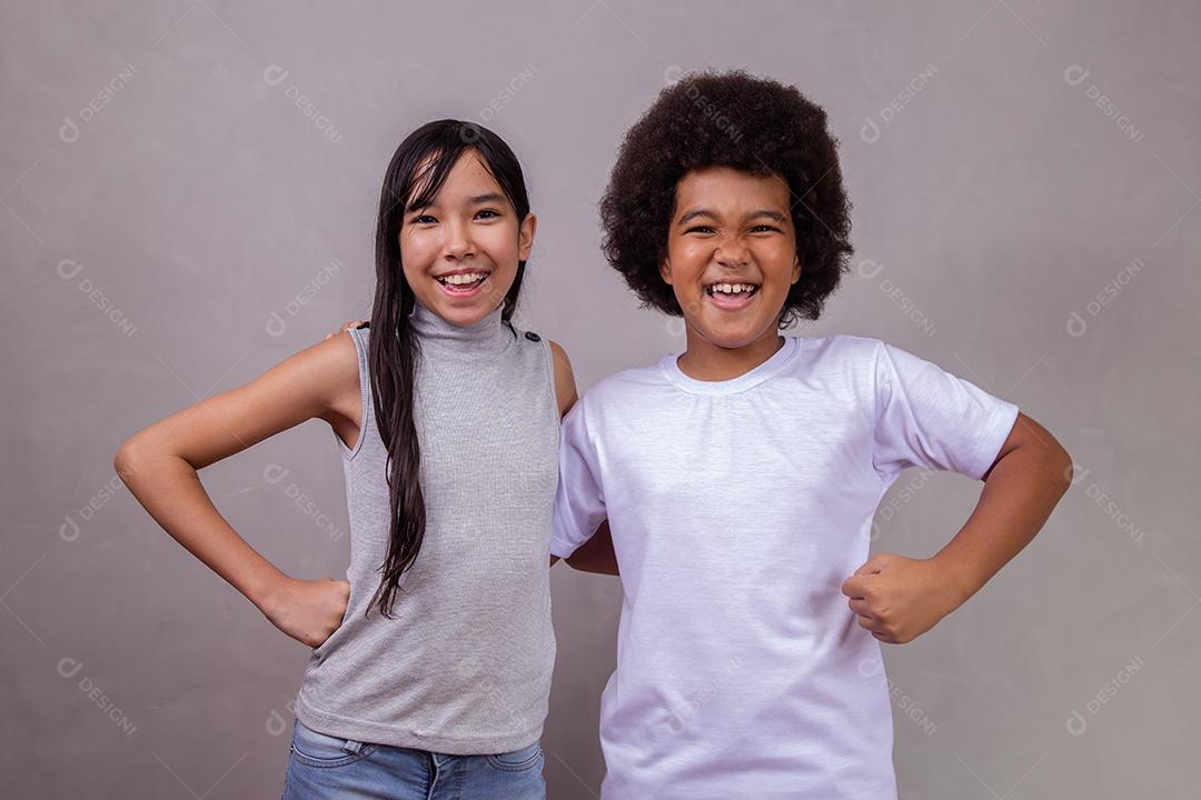 Crianças Japonesa e Afro Fazendo Pose pra Câmera