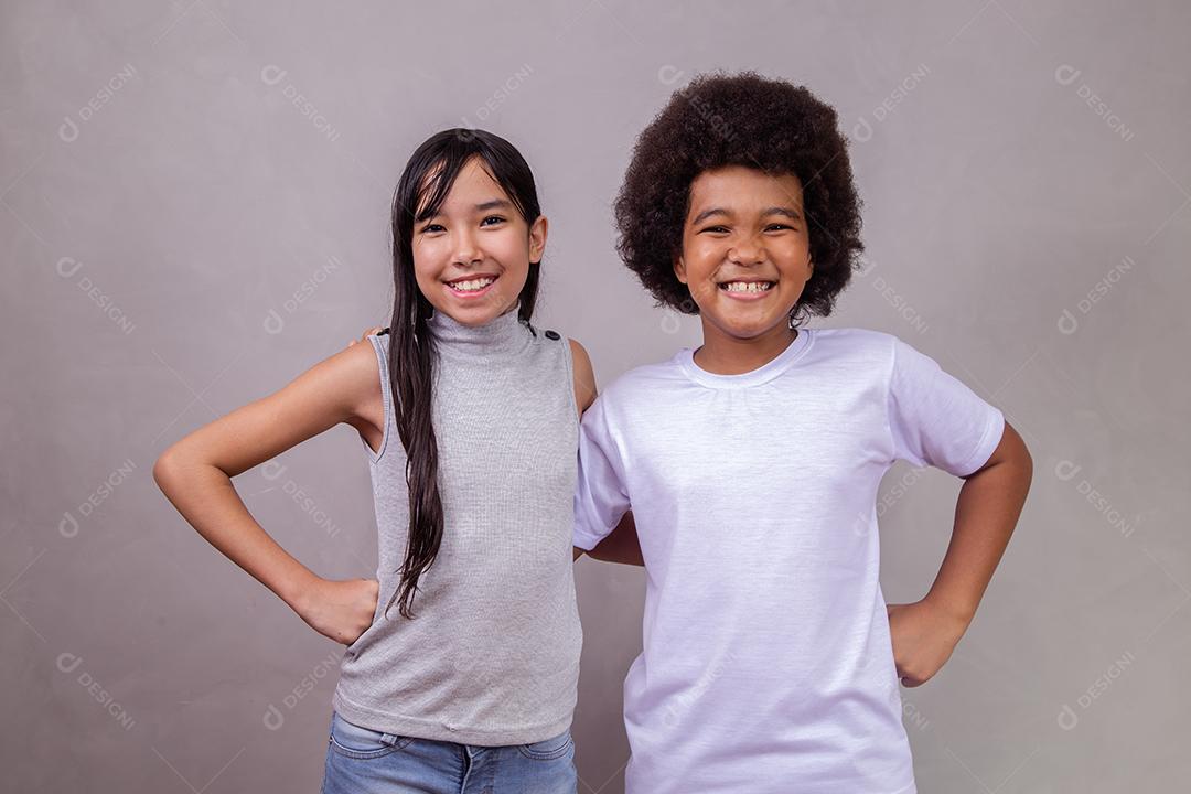 Crianças Japonesa e Afro Fazendo Pose pra Câmera