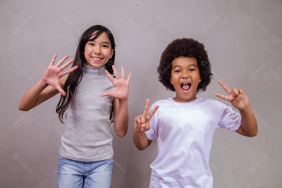 Crianças Japonesa e Afro Fazendo Pose pra Câmera