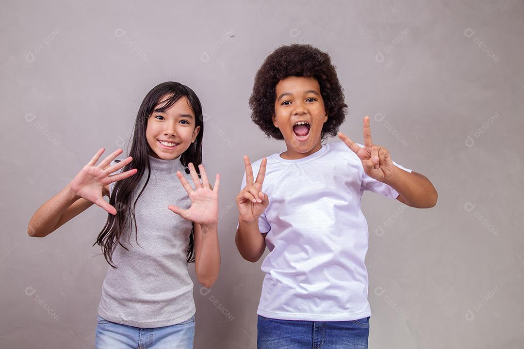 Crianças Japonesa e Afro Fazendo Pose pra Câmera