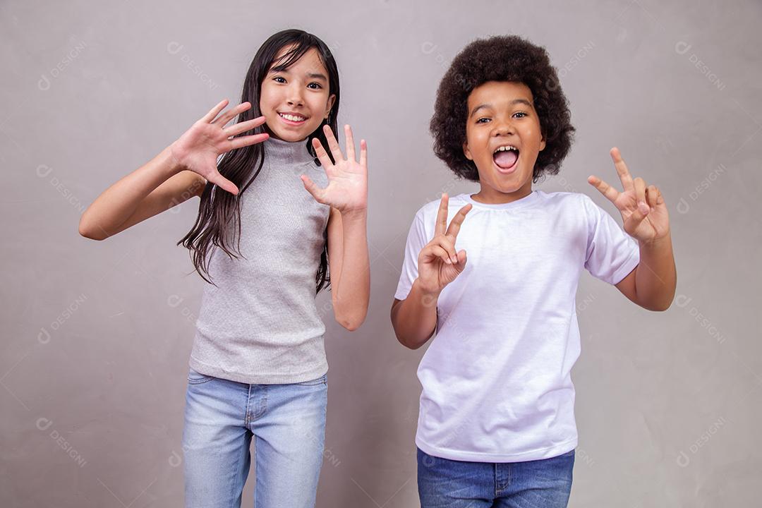 Crianças Japonesa e Afro Fazendo Pose pra Câmera