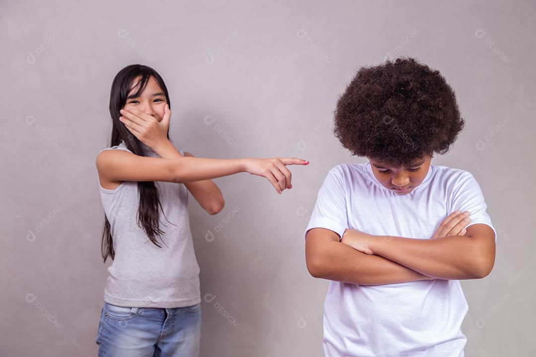 Um triste momento de intimidação de um menino afro