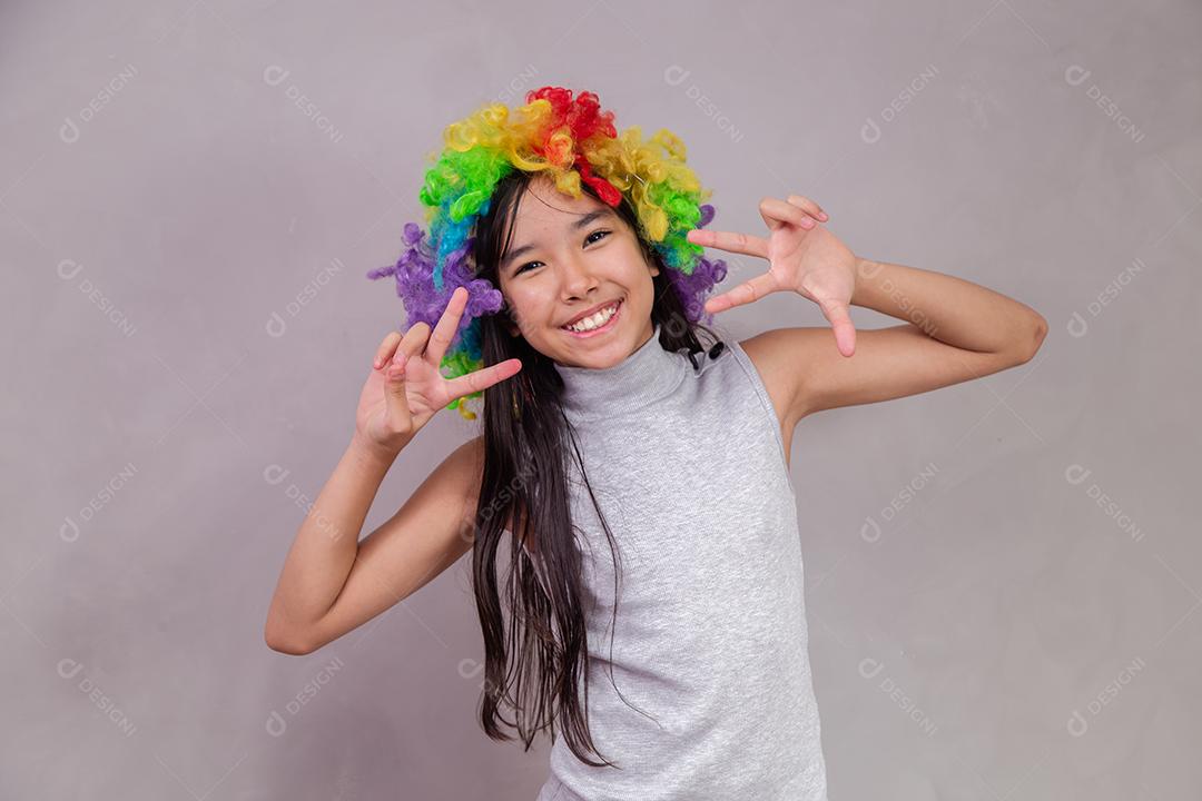 Criança feliz em roupas coloridas