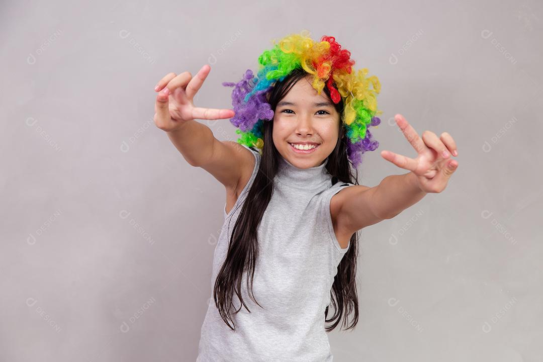 Criança feliz em roupas coloridas