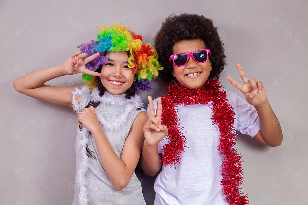 Crianças felizes Afro e uma menina Japonesa com roupas Coloridas