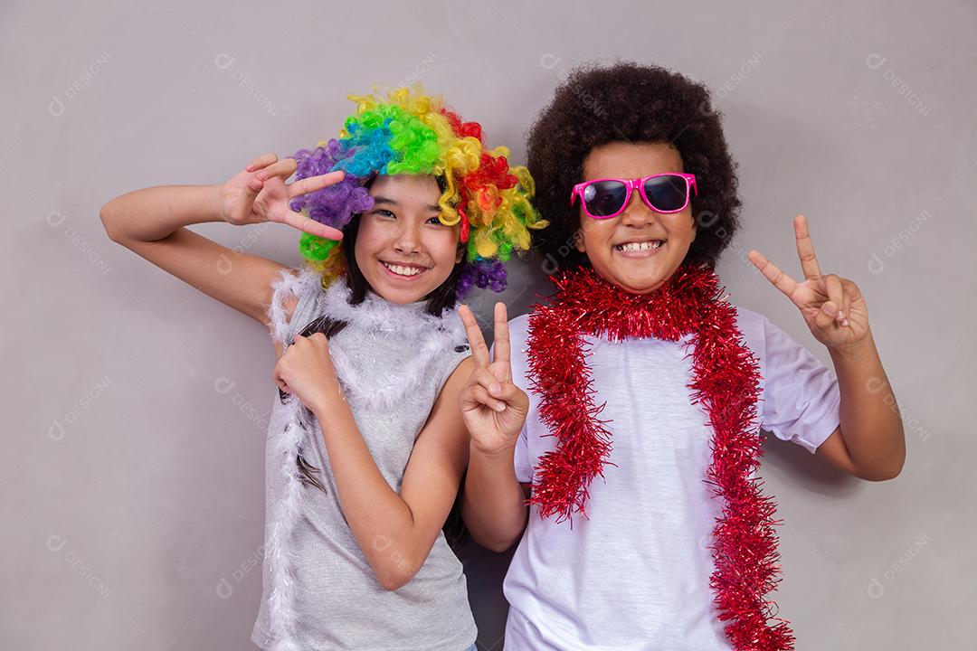 Crianças felizes Afro e uma menina Japonesa com roupas Coloridas