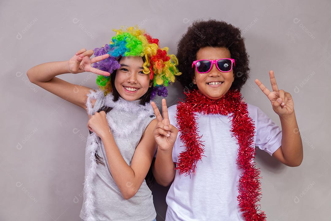 Crianças felizes Afro e uma menina Japonesa com roupas Coloridas