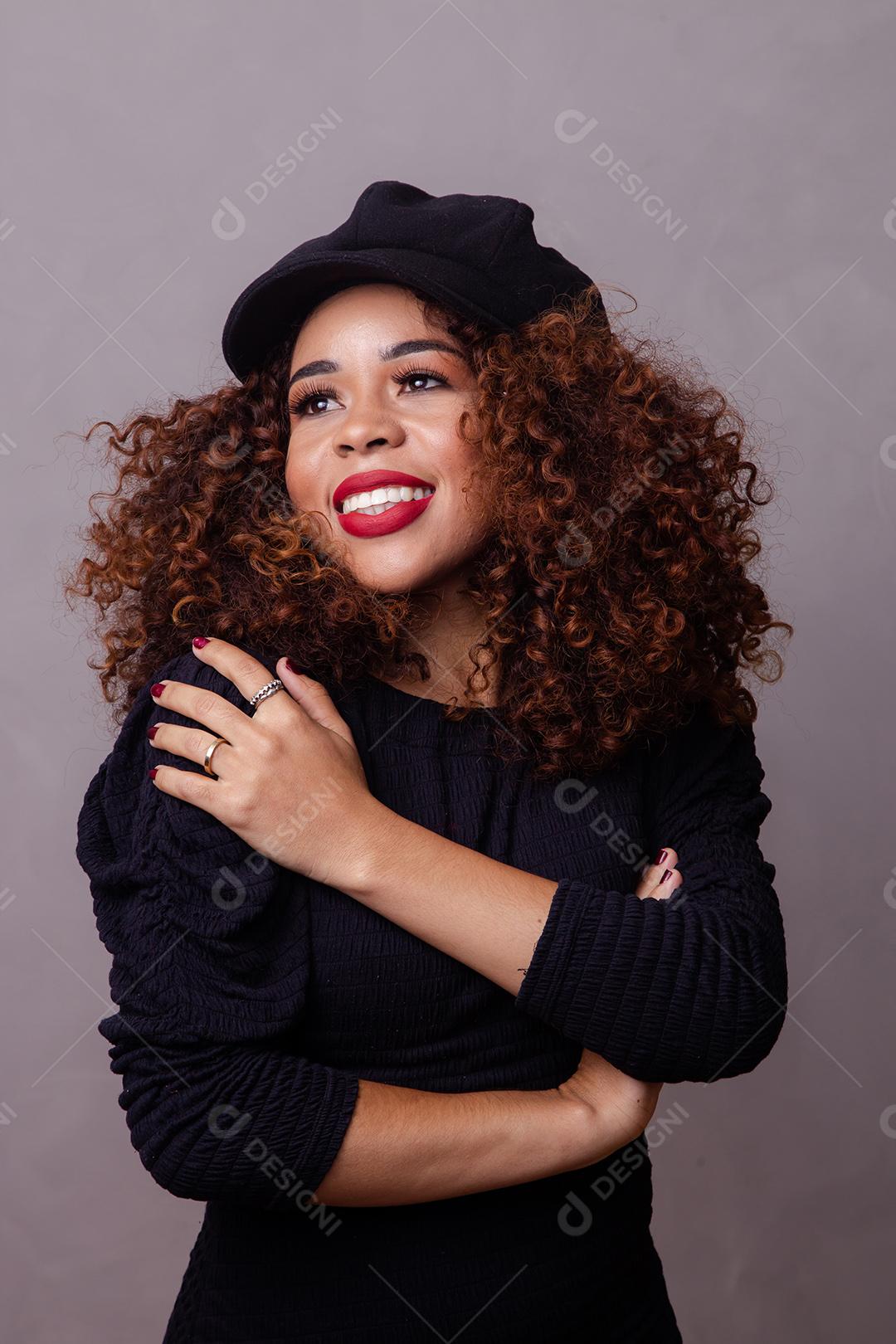Mulher afro com Cabelos Cacheados Vestindo roupas quentes e usando boina