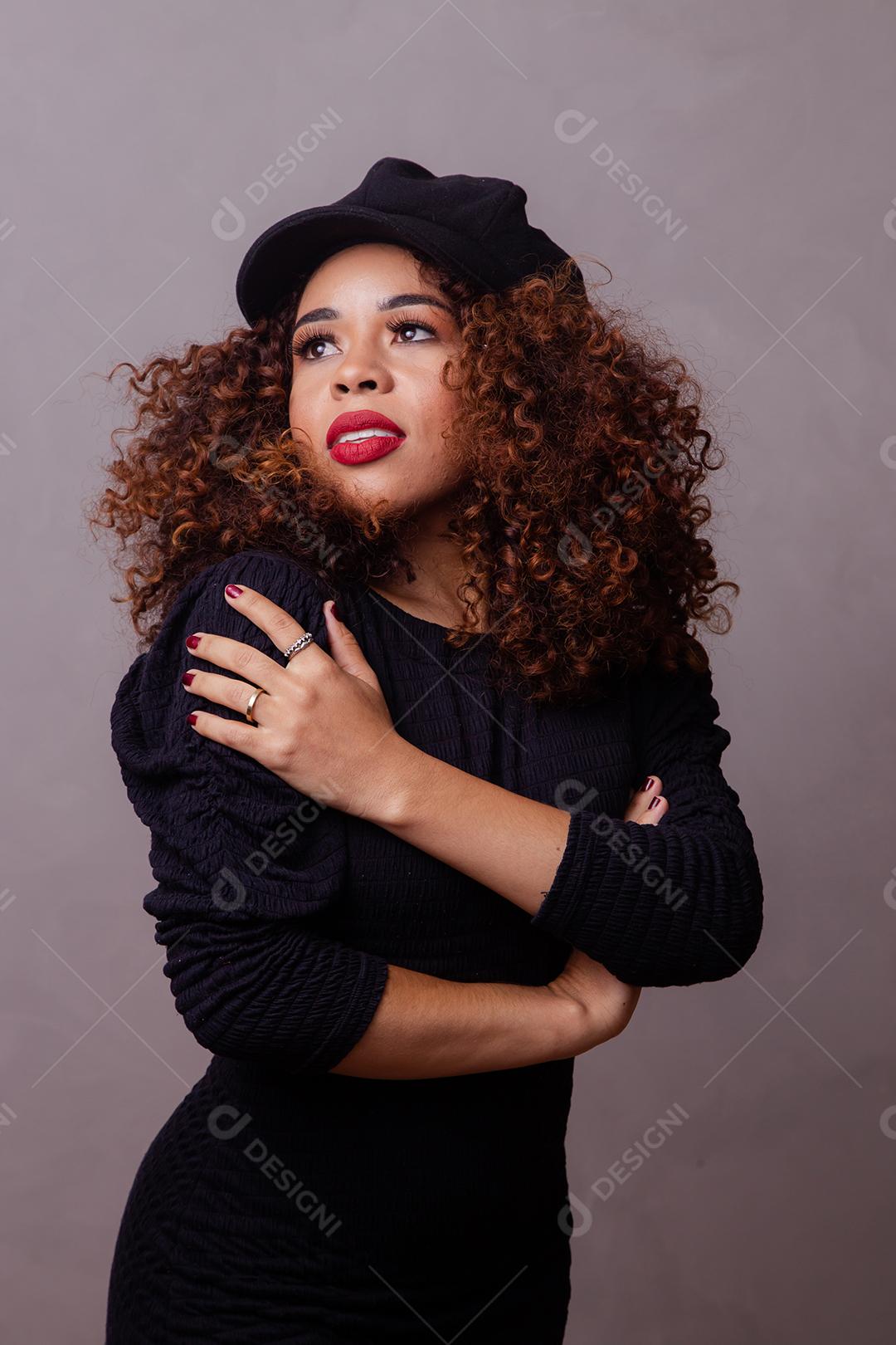 Mulher afro com Cabelos Cacheados Vestindo roupas quentes e usando boina