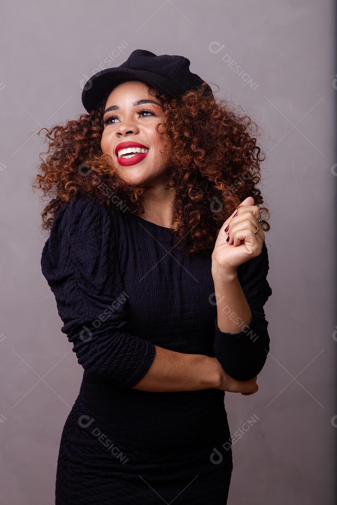 Mulher afro com Cabelos Cacheados Vestindo roupas quentes e usando boina