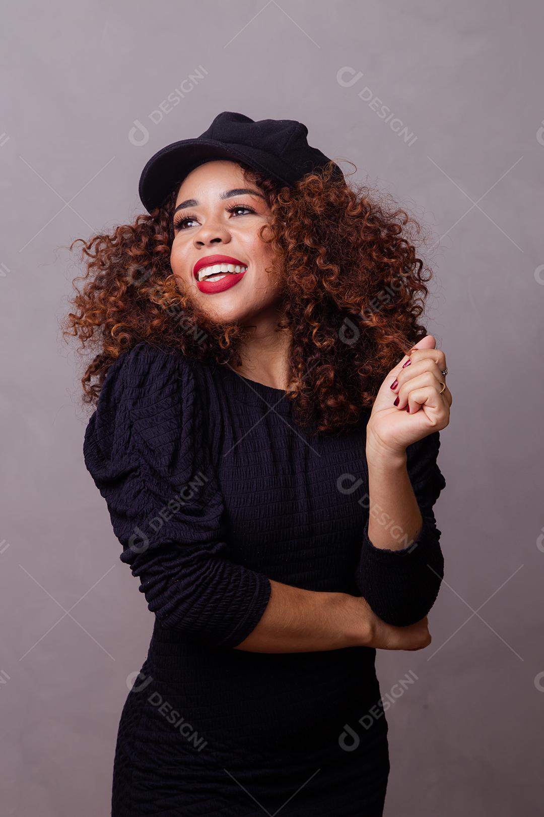 Mulher afro com Cabelos Cacheados Vestindo roupas quentes e usando boina