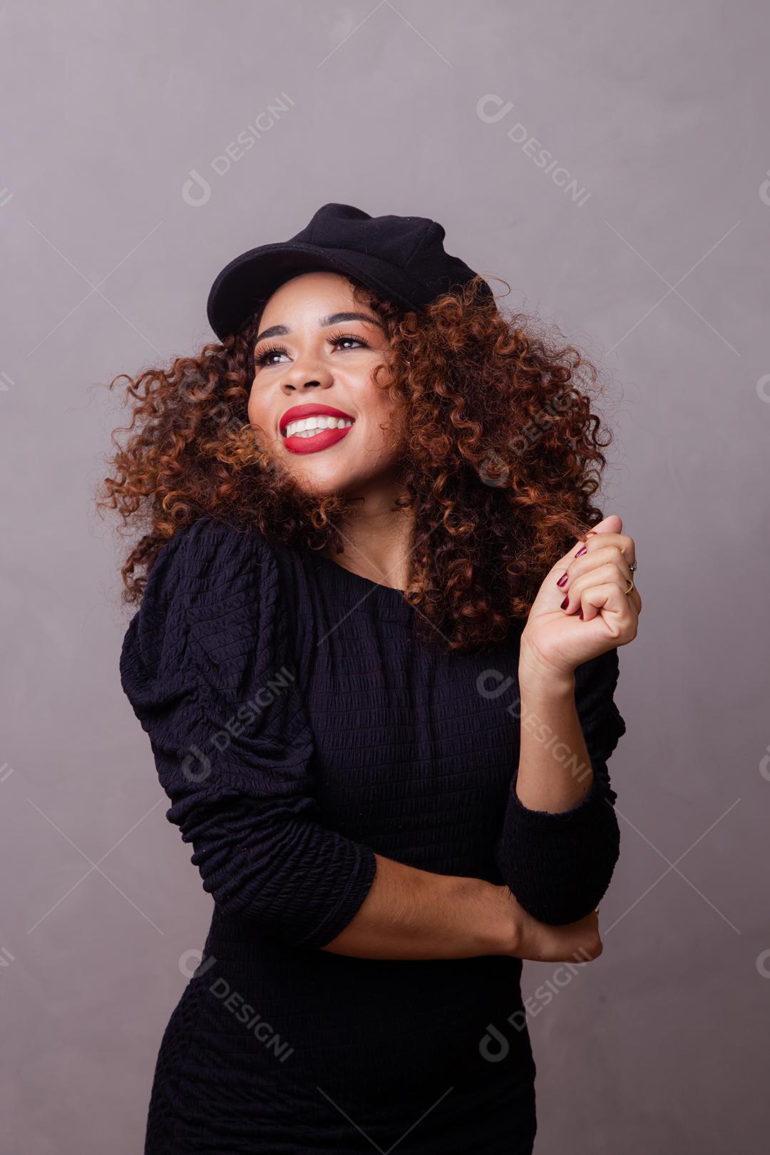 Mulher afro com Cabelos Cacheados Vestindo roupas quentes e usando boina
