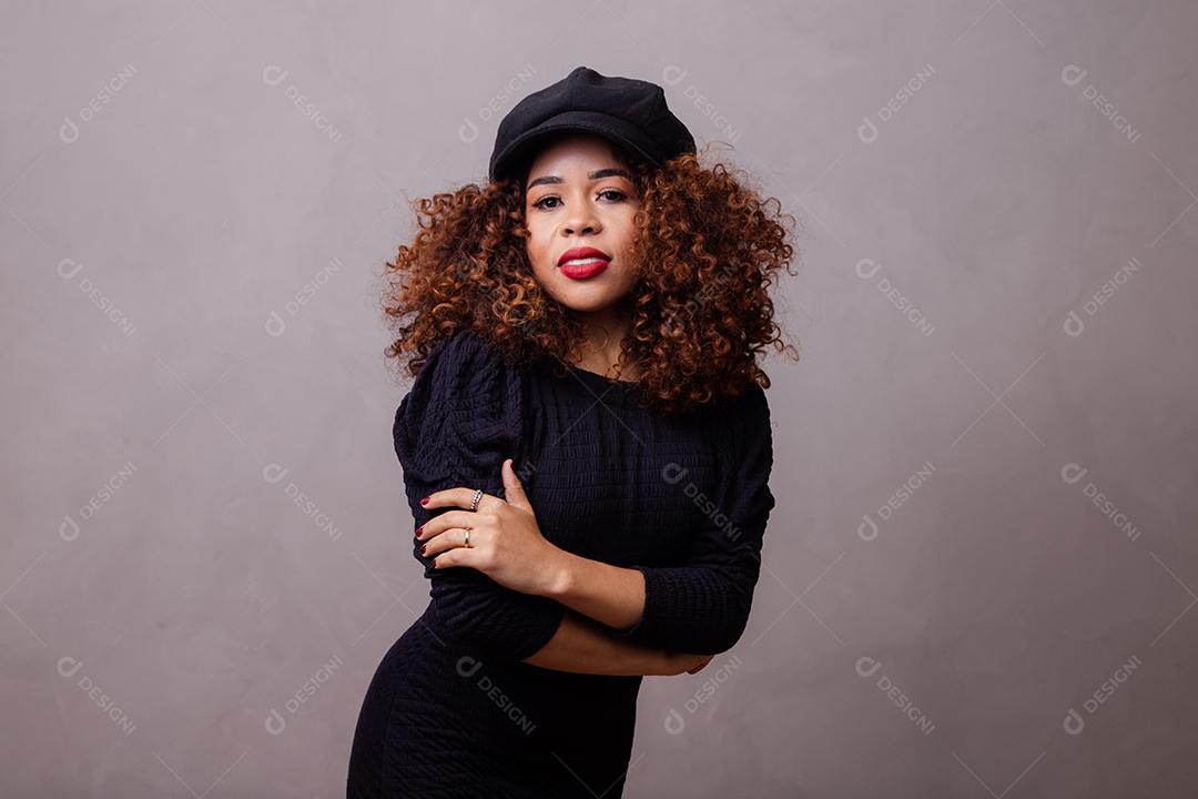 Mulher afro com Cabelos Cacheados Vestindo roupas quentes e usando boina