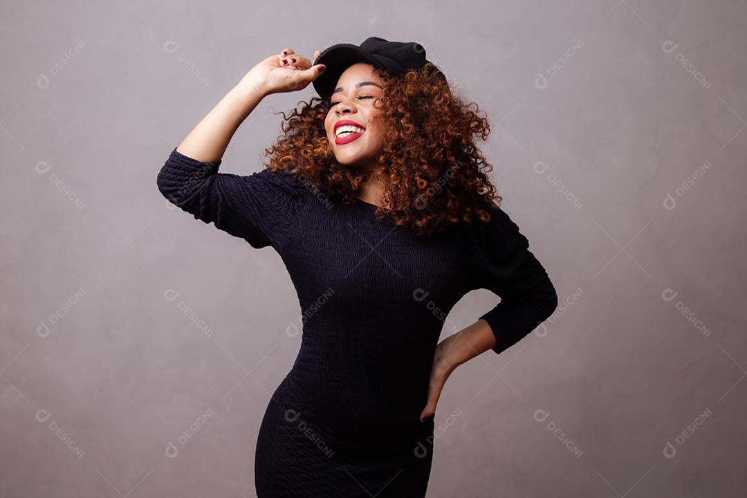 Mulher afro com Cabelos Cacheados Vestindo roupas quentes e usando boina