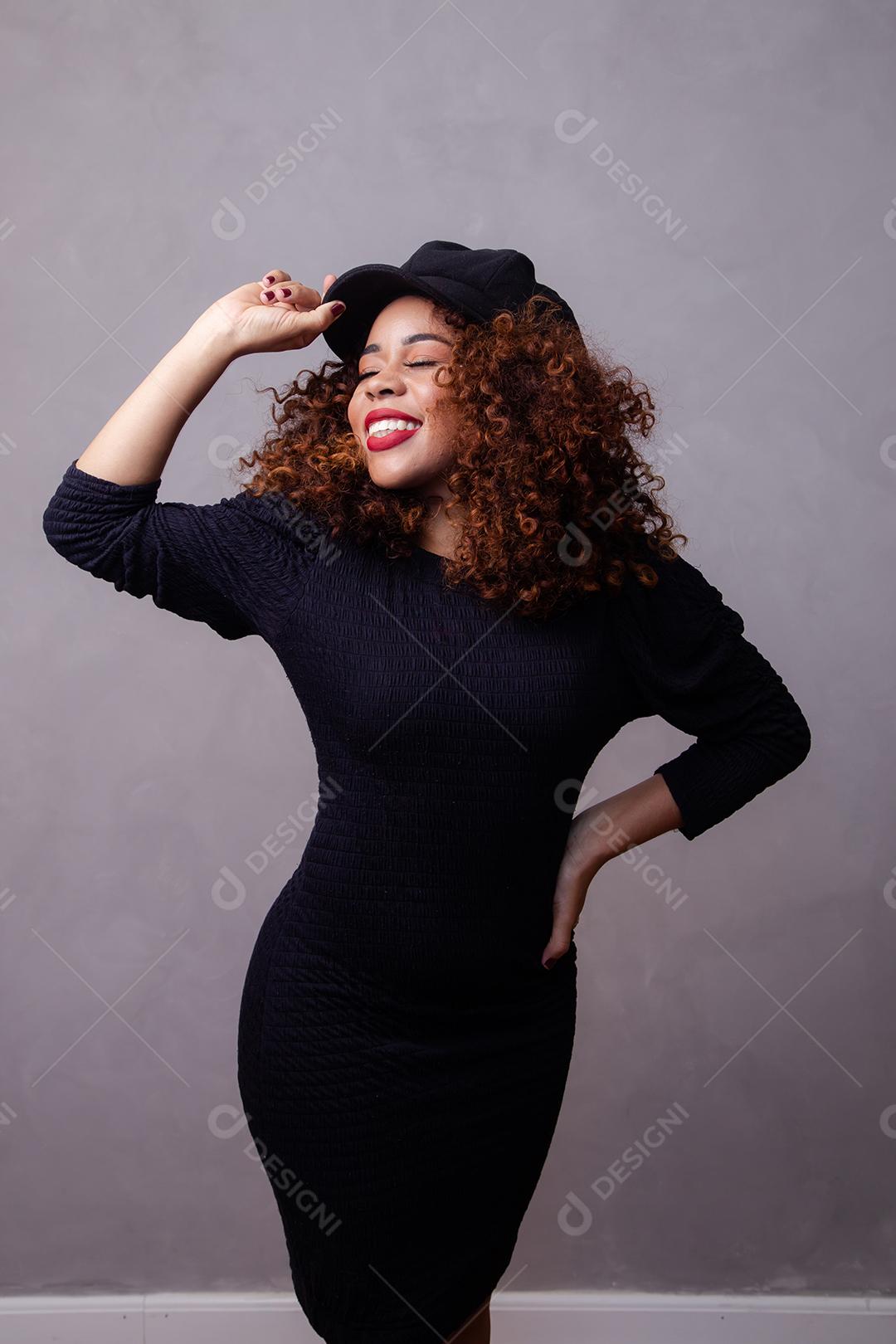 Mulher afro com Cabelos Cacheados Vestindo roupas quentes e usando boina