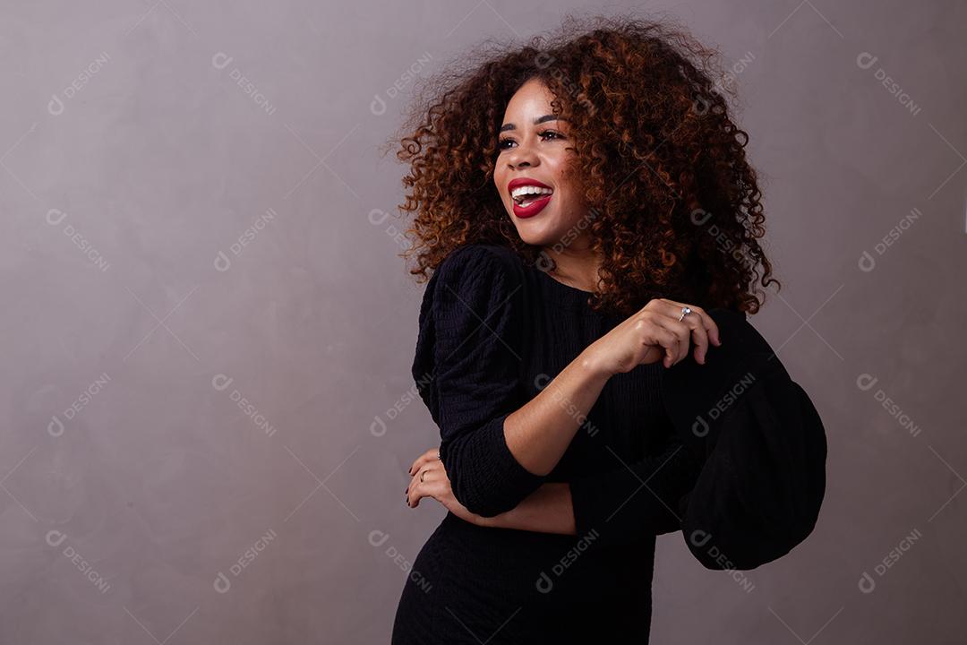 Mulher afro com Cabelos Cacheados Vestindo roupas quentes