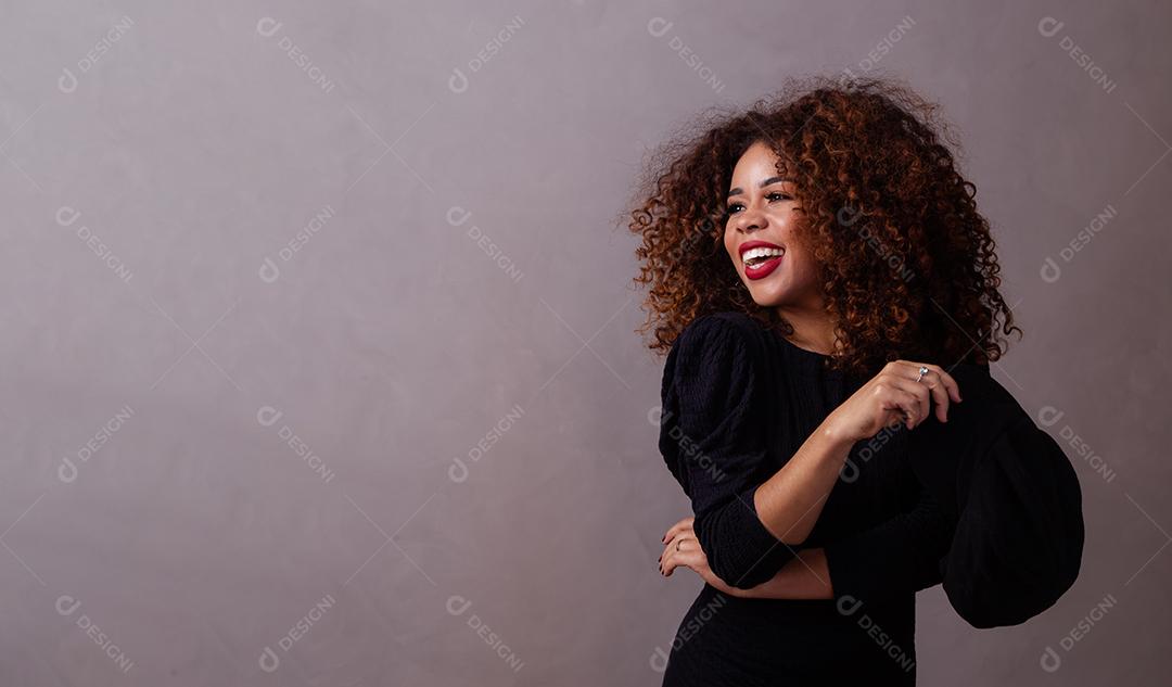 Mulher afro com Cabelos Cacheados Vestindo roupas quentes