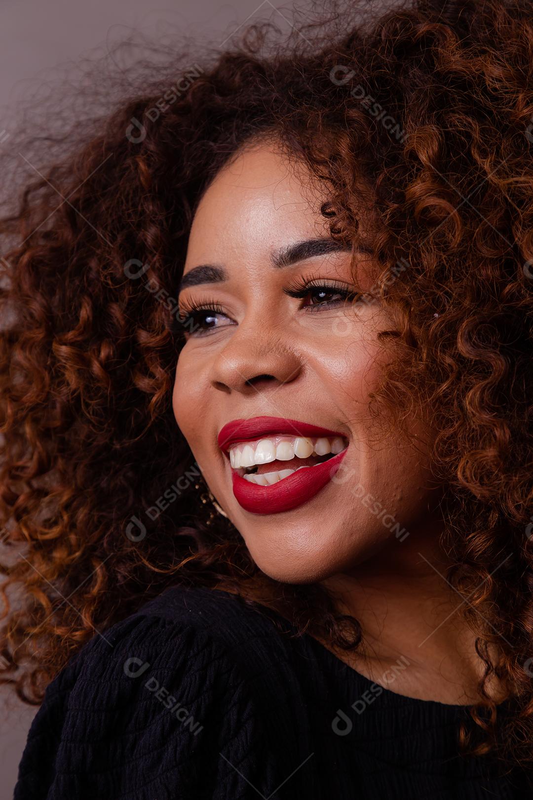 Mulher afro com Cabelos Cacheados Sorrindo