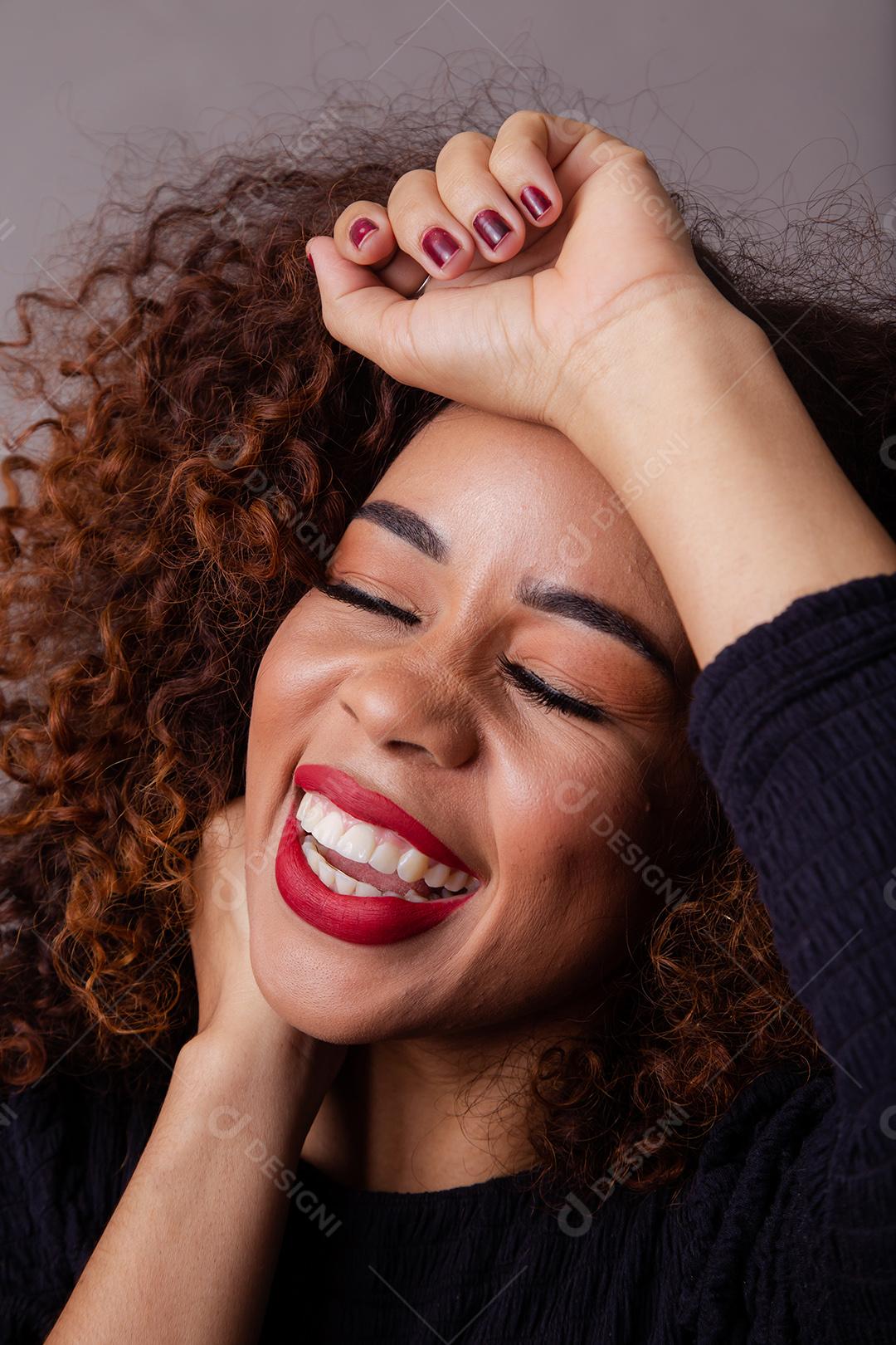 Mulher afro com Cabelos Cacheados Sorrindo