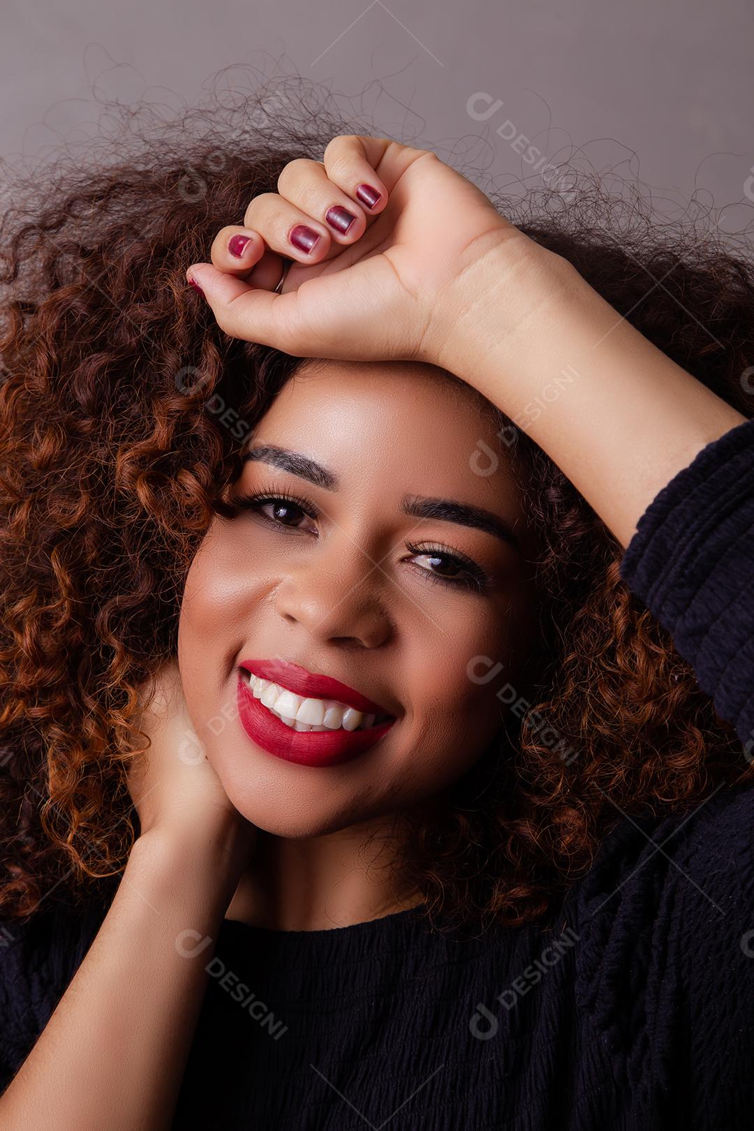 Mulher afro com Cabelos Cacheados Sorrindo