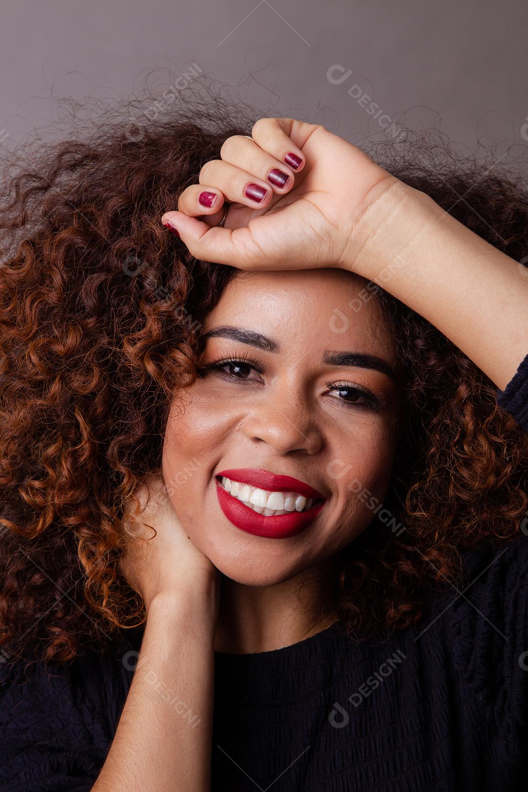 Mulher afro com Cabelos Cacheados Sorrindo