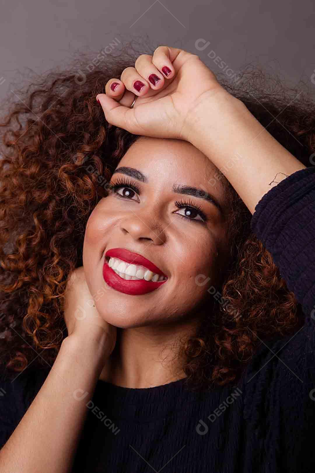 Mulher afro com Cabelos Cacheados Sorrindo