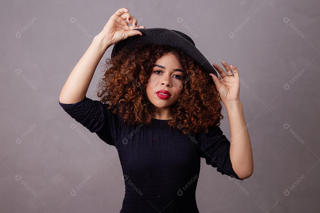 Mulher afro com Cabelos Cacheados usando Chapéu Preto