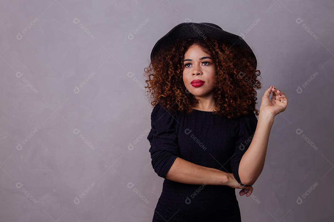Mulher afro com Cabelos Cacheados usando Chapéu Preto