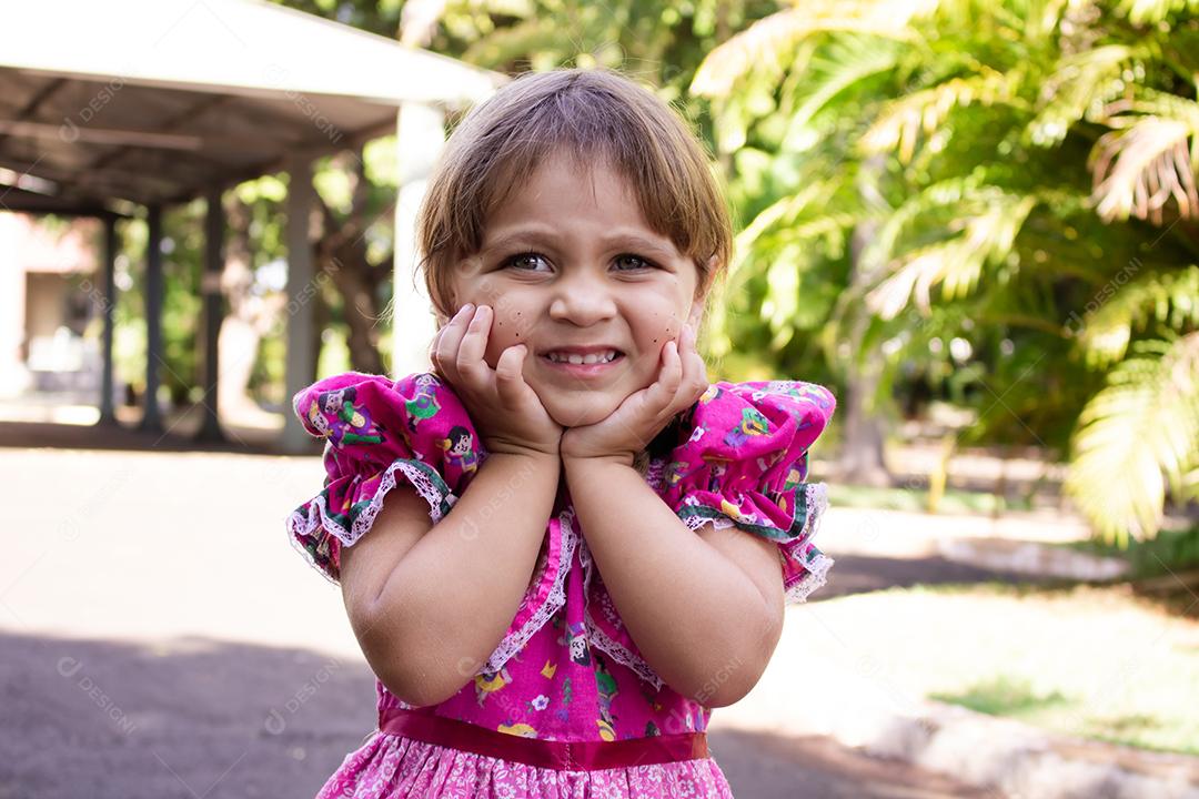 Criança com roupas típicas da famosa festa brasileira chamada Festa Junina em comemoração ao São João.