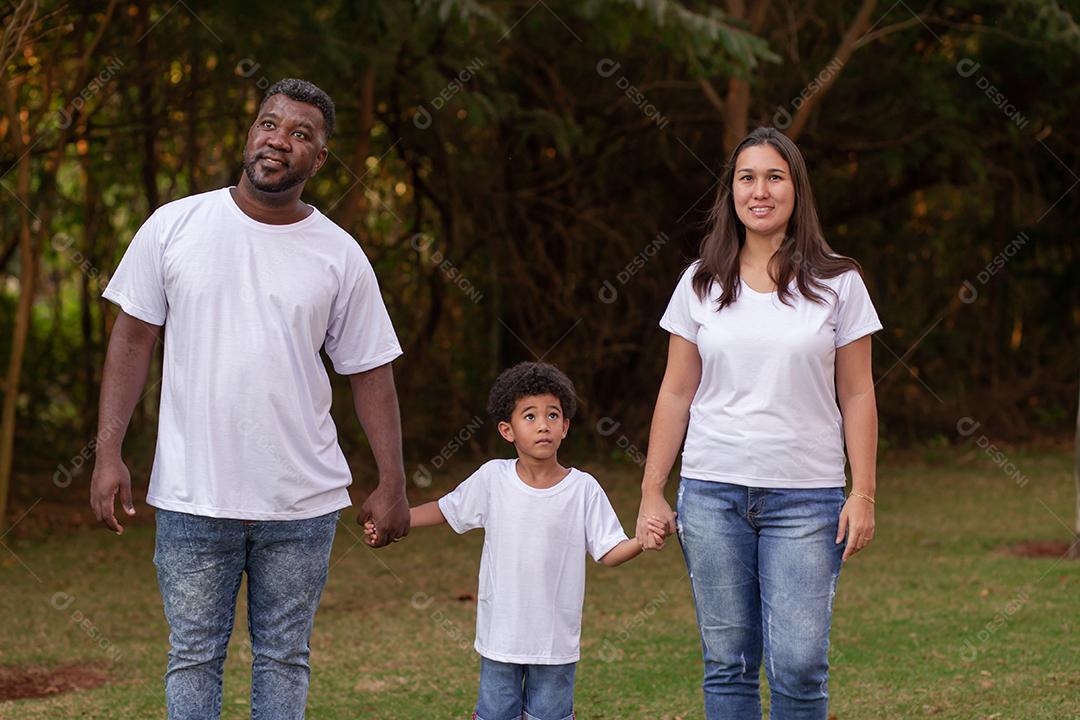 Família da diversidade com pai afro e mãe japonesa. linda família feliz no parque