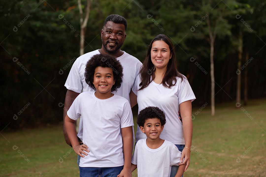 Família da diversidade com pai afro e mãe japonesa. linda família feliz no parque