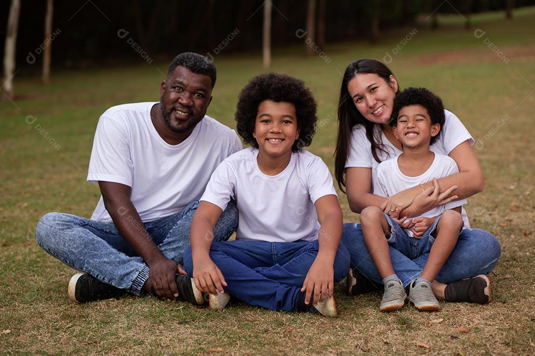 Família da diversidade com pai afro e mãe japonesa. linda família feliz no parque