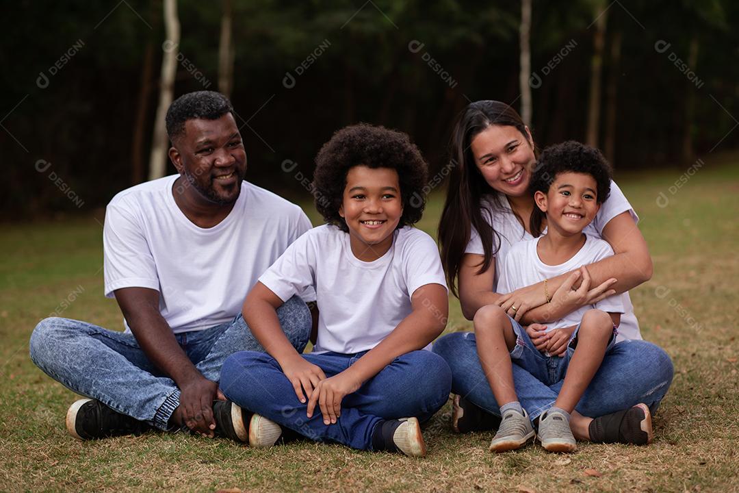 Família da diversidade com pai afro e mãe japonesa. linda família feliz no parque