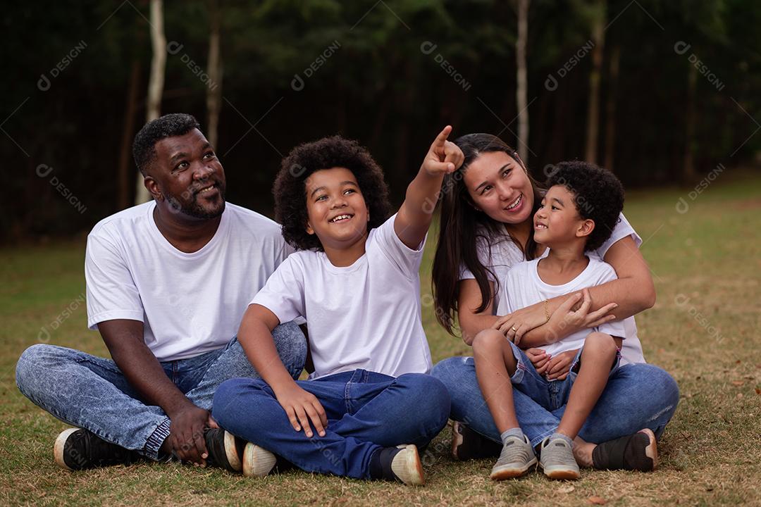 Família da diversidade com pai afro e mãe japonesa. linda família feliz no parque