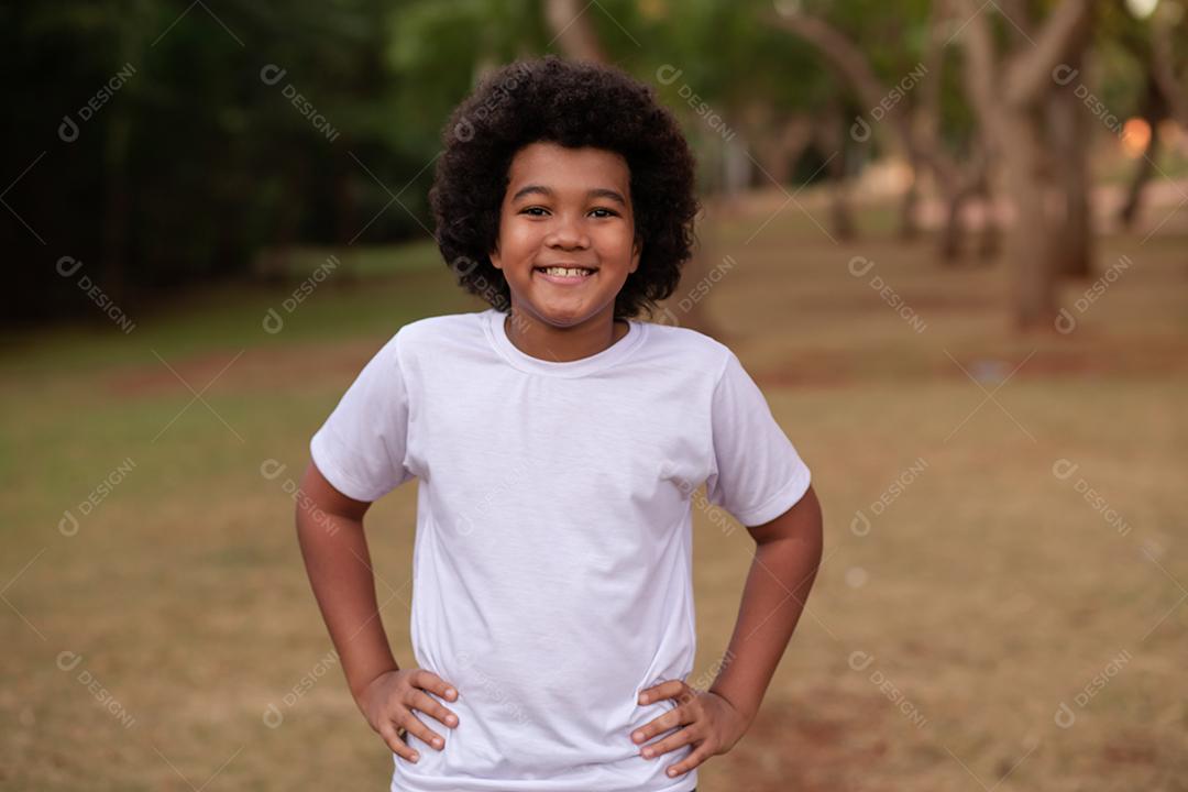 Família da diversidade com pai afro e mãe japonesa. linda família feliz no parque