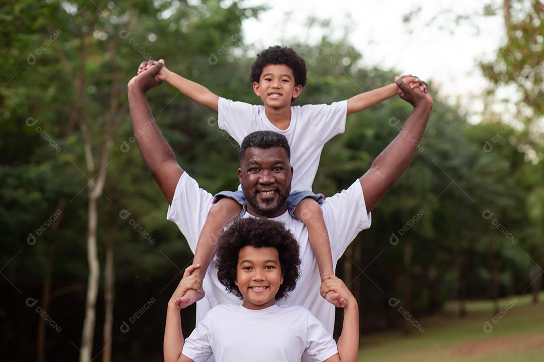 Pai e Filhos ao ar livre no parque brincando