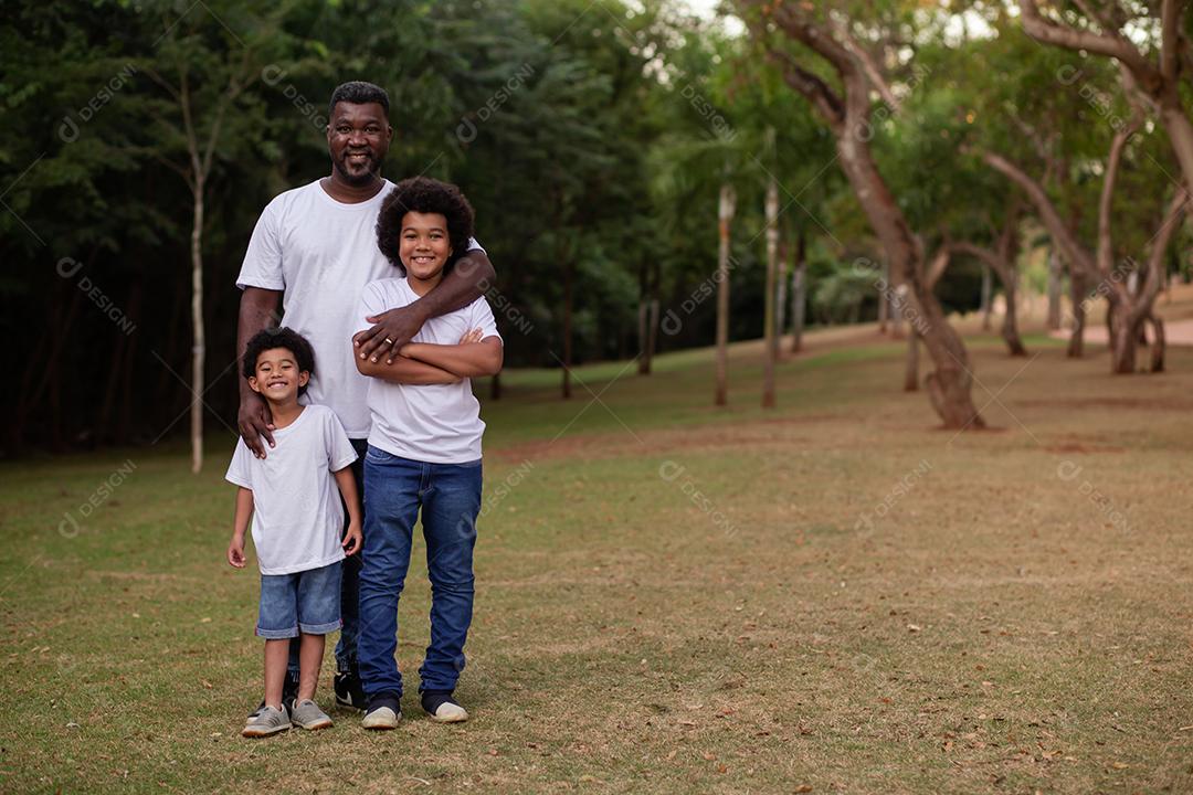 Pai e Filhos ao ar livre no parque