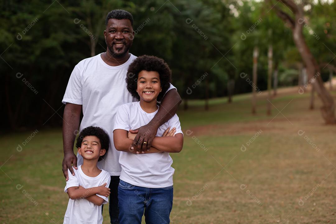 Pai e Filhos ao ar livre no parque