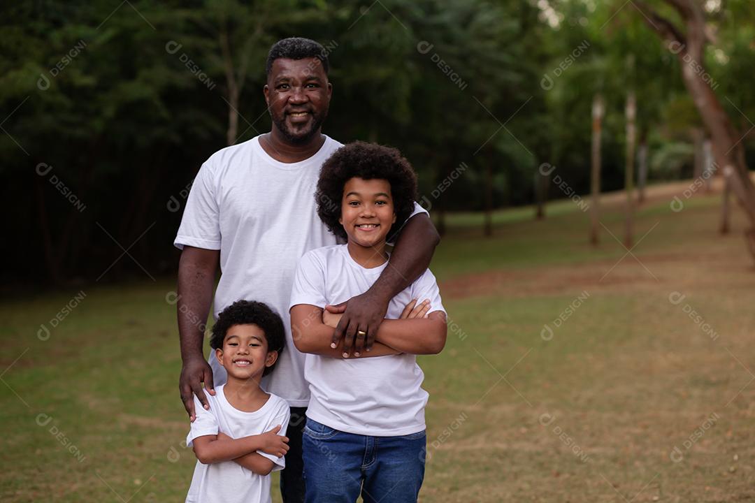 Pai e Filhos ao ar livre no parque