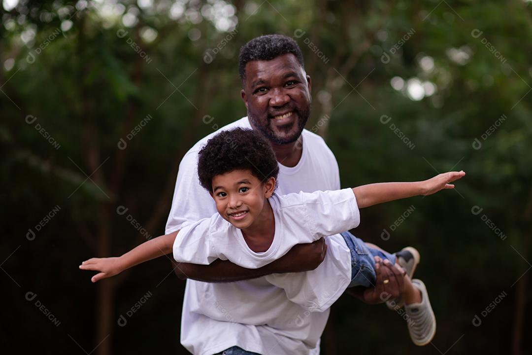 pai e filho brincando ao ar livre no parque