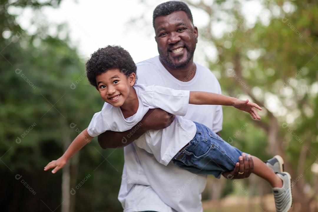 pai e filho brincando ao ar livre no parque