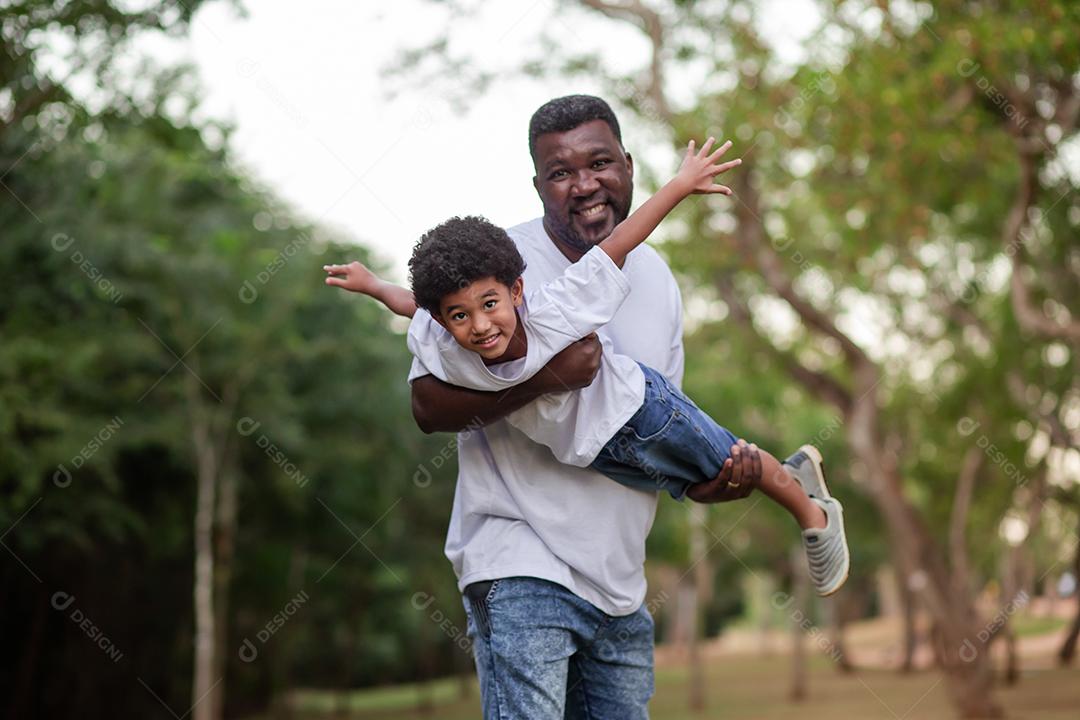 pai e filho brincando ao ar livre no parque