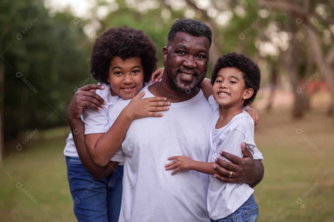 pai e filhos ao ar livre no parque