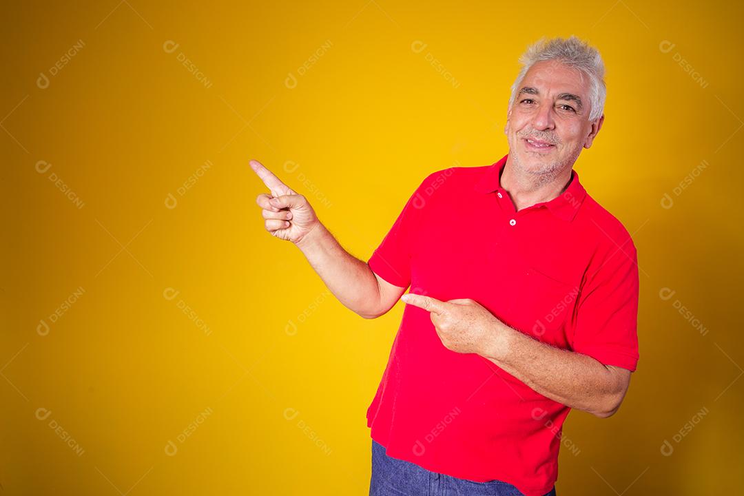 homem idoso apontando para o lado