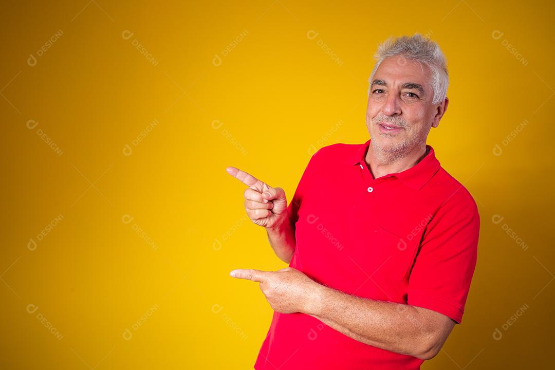 homem idoso apontando para o lado