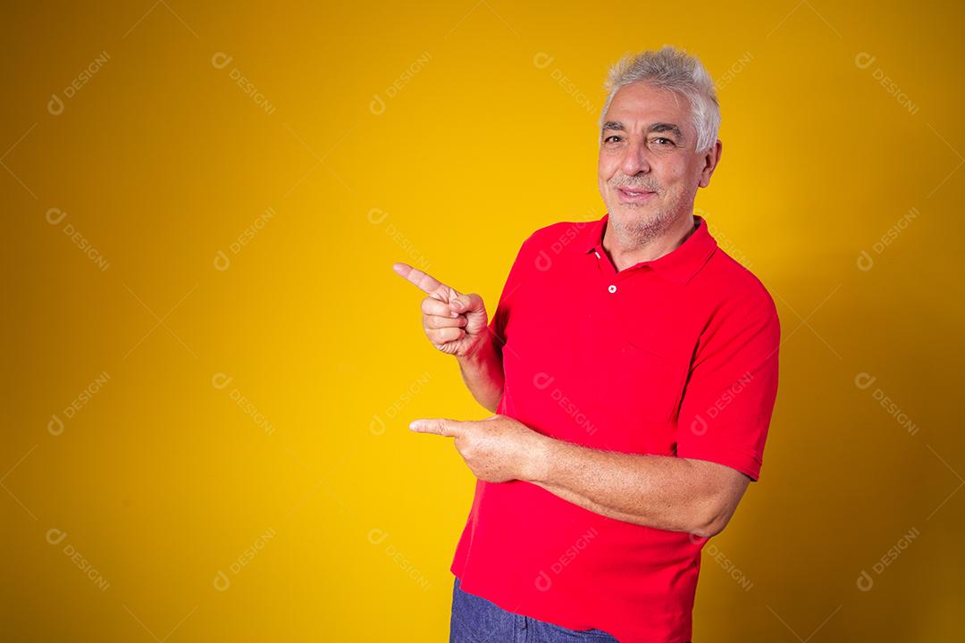 homem idoso apontando para o lado