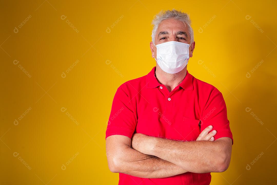 homem idoso com máscara no rosto. conceito de coronavírus