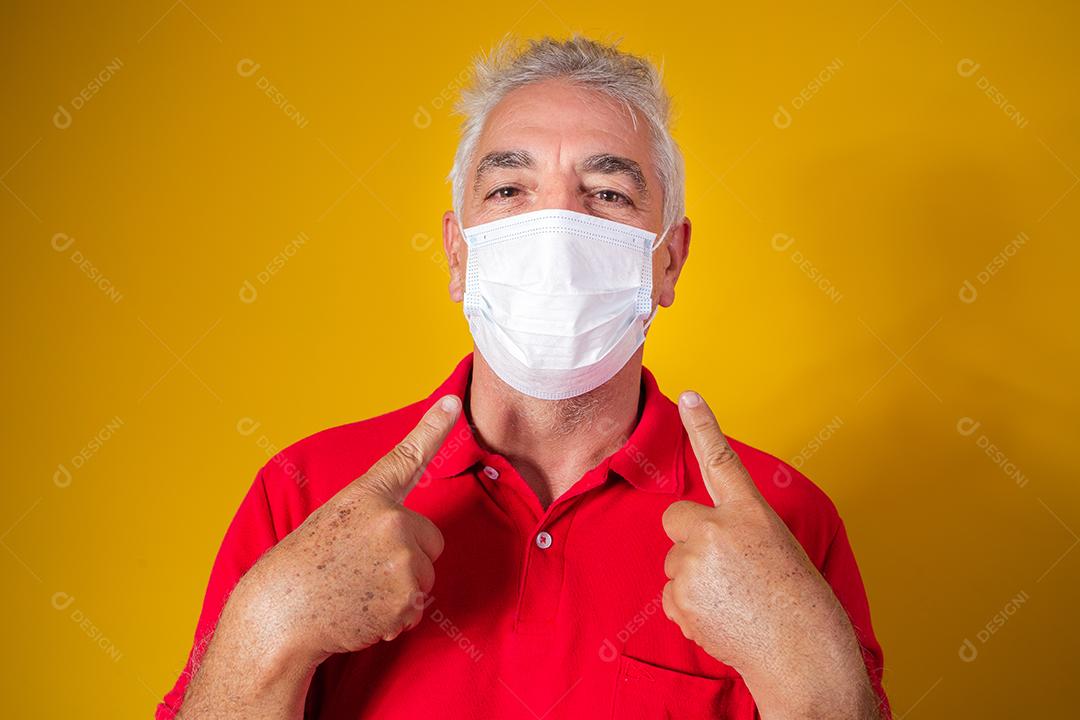 homem idoso com máscara no rosto. conceito de coronavírus